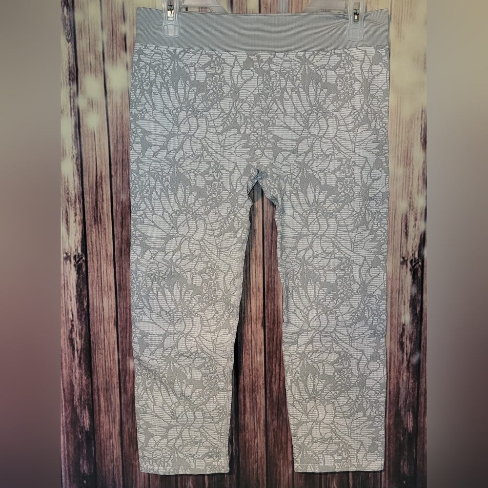 Fabletics Knit Cropped Leggings - Medium - Gray/White - EUC